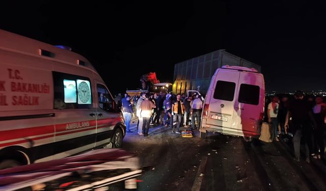 Hatay'da İşçi Servisi Traktöre Çarptı
