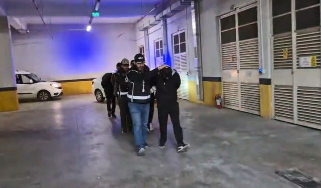 İş yerine motosikletle silahlı saldırı gerçekleştiren 2 şüpheli polisten kaçamadı