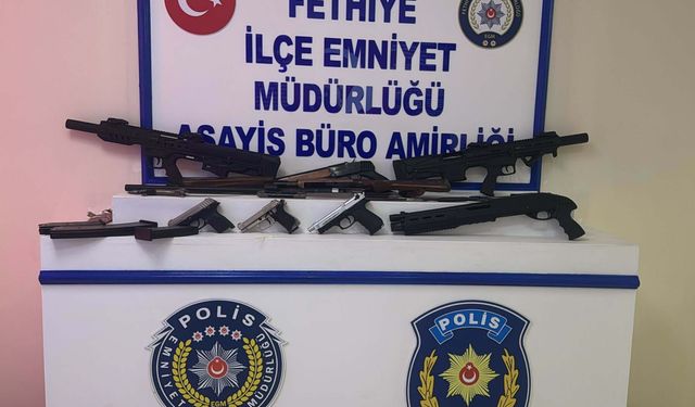 İş yerinin önüne bırakılan çantada silahlar bulundu