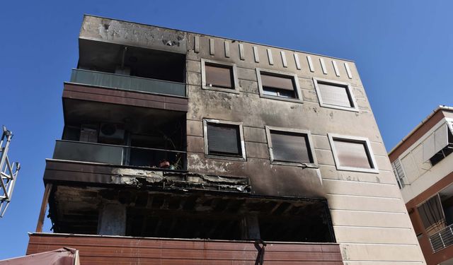 İzmir'de 3 katlı bina alev aldı