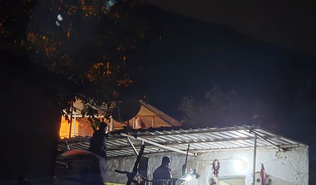 İzmir'de aile içi tartışmada oğlunu öldürüp eşini yaraladı