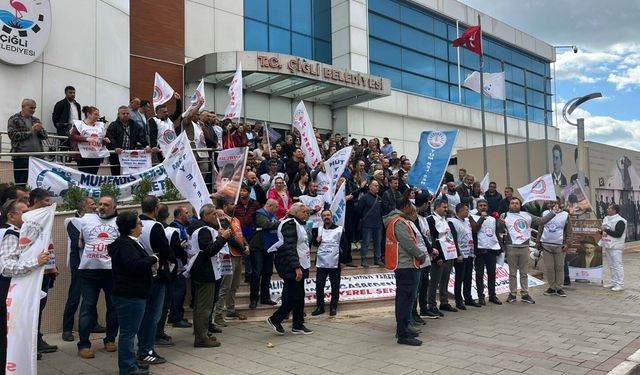 İzmir'de Çiğli Belediyesi memurları haklarını alamadıkları için işi bıraktı