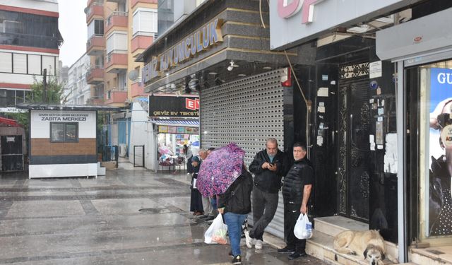 İzmir'de sağanak etkisini gösterdi