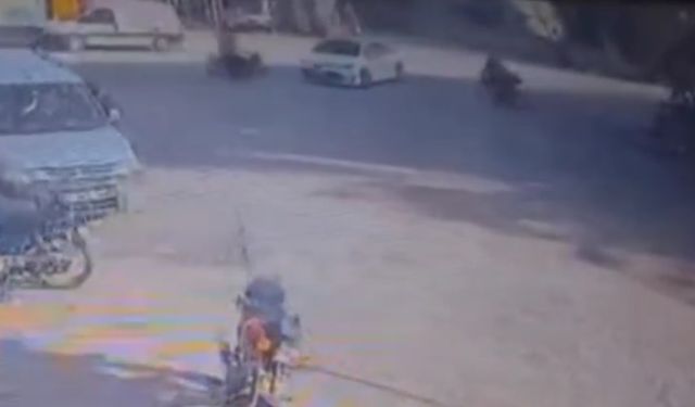 Kaza yapan motosikletin sürücüsü savrularak yol kenarındaki çifte çarptı