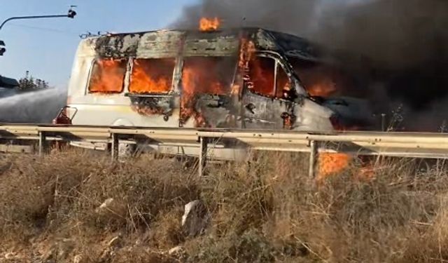 Kaza yapan motosikletin sürücüsü yangında yaşamını yitirdi