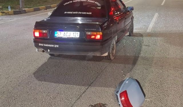 Kırmızı ışıkta duran motosiklete otomobil çarptı