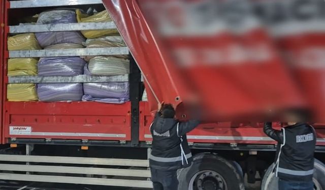 Kırşehir'de durdurulan kamyonda 5 ton kaçak tütün bulundu