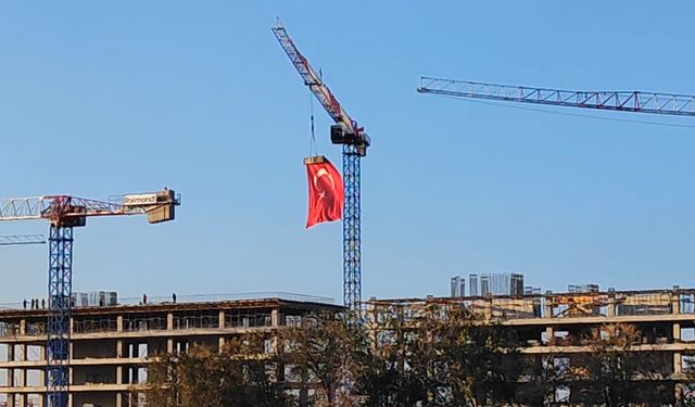 Malatya'da, Vinç Operatörü 35 Metre Yükseklikte Türk Bayrağı Açtı