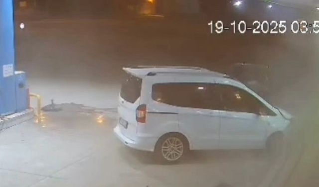 Mardin'de Hafif Ticari Araç Akaryakıt İstasyonuna Daldı