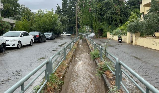 Marmaris'te sağanak dolayısıyla su birikintileri oluştu
