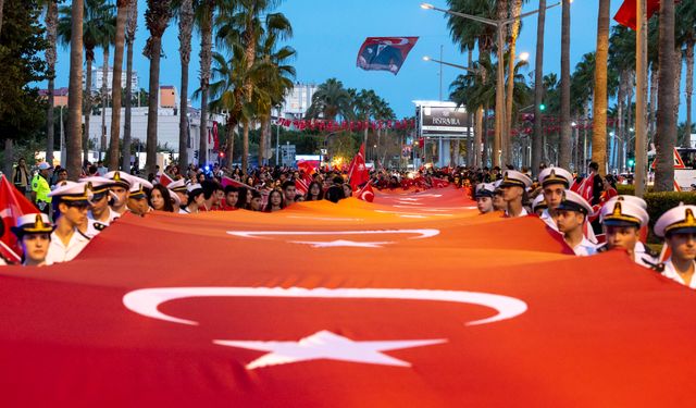 Mersin'de 102 metre uzunluğunda Türk bayrağıyla yürüyüş yapıldı