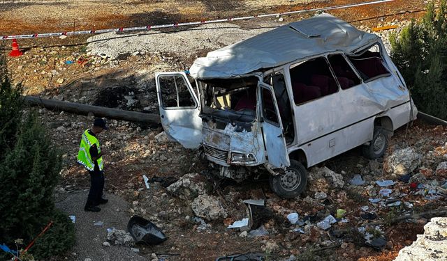 Minibüsün şarampole yuvarlandığı kazada can kaybı arttı