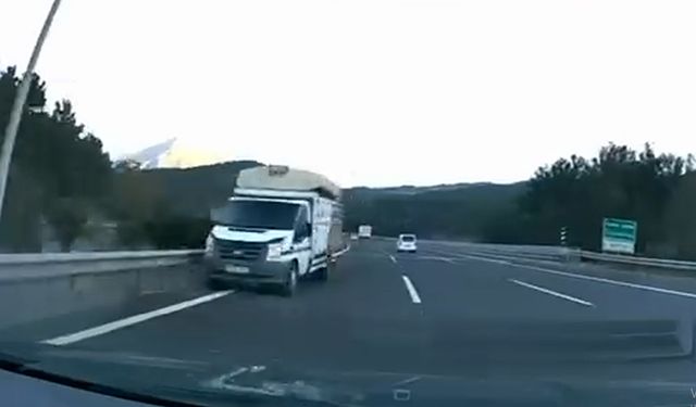 Otoyolda ses ilerleyen kamyonet trafiği tehlikeye attı