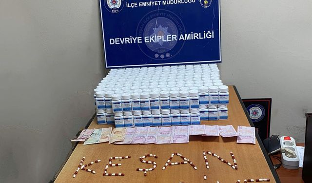 Park halindeki araçta uyuşturucu haplar ele geçirildi