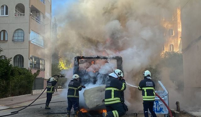 Park halindeki özel halk otobüsü alev aldı