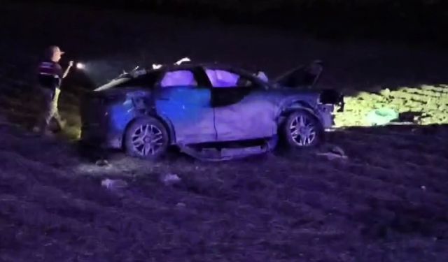 Reyhanlı'da otomobil takla atıp tarlaya girdi