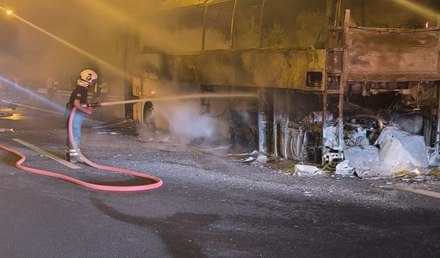 Seyir halindeki otobüs alev aldı