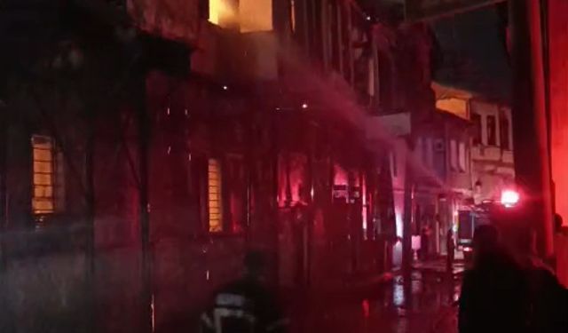 Tarsus'ta iki ahşap ev, alevlere teslim oldu