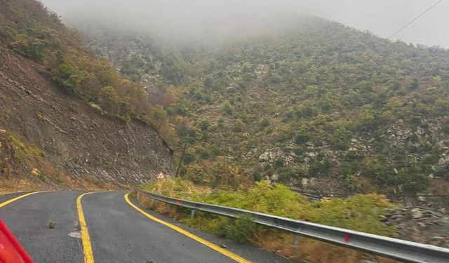 Tekirdağ-Şarköy kara yoluna kaya parçaları düştü