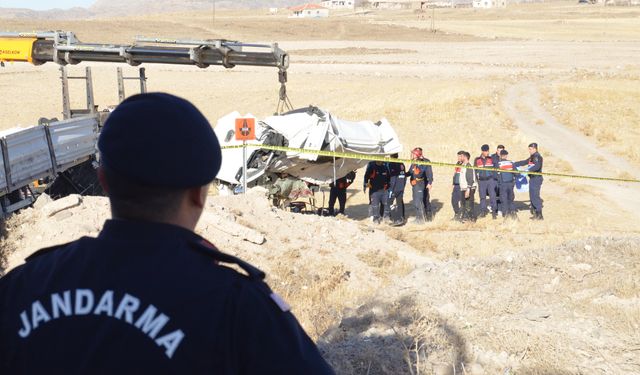 Toprak yığınına çarpan TIR'ın şoförü yaşamını yitirdi