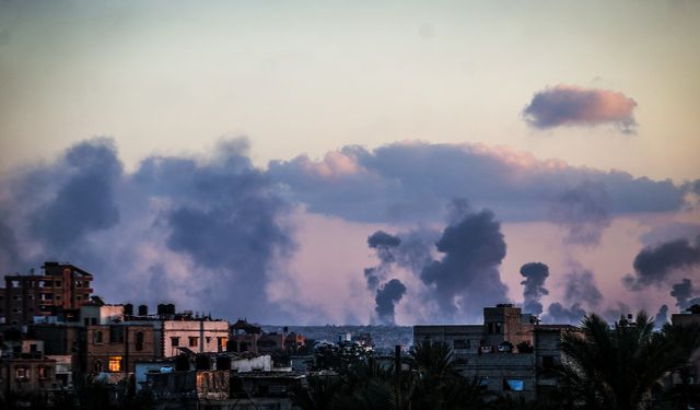 İsrail, ateşkese rağmen Gazze'ye yine saldırdı