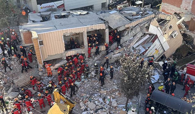 Gebze'de yıkılan binanın enkazından bir çocuğun cansız bedenine ulaşıldı