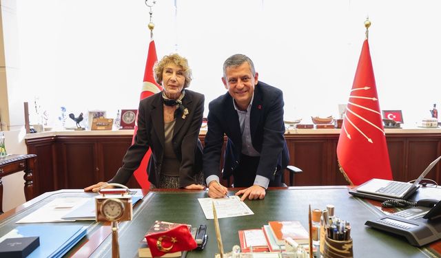 Ayşe Kulin rozetini Özgür Özel'den aldı