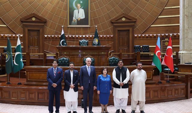 Numan Kurtulmuş Pencap Eyalet Meclisi'ni ziyaret etti