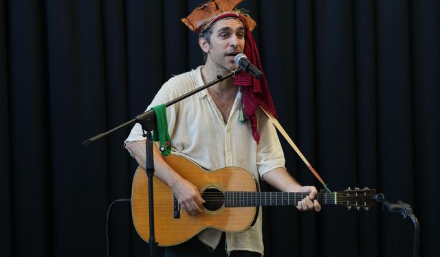 Etimesgut’ta Minik Seyirciler Nazik Korsan Piyu ile Tiyatronun Keyfini Çıkarıyor