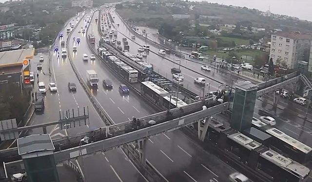 Avcılar'da arızalanan metrobüs yoğunluğa sebep oldu