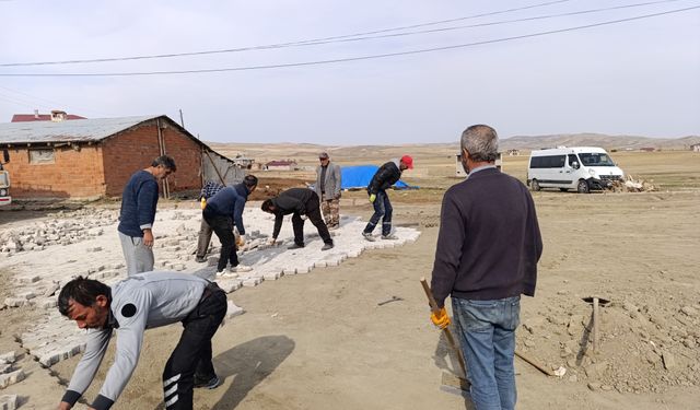 Baharözü Köyü Ortaokulu Yoluna Parke Taşı Döşendi