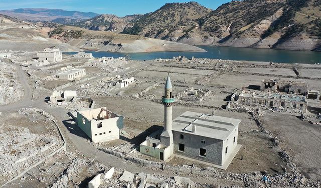 Baraj suları çekilen Kars'ta eski köy evleri gün yüzüne çıktı