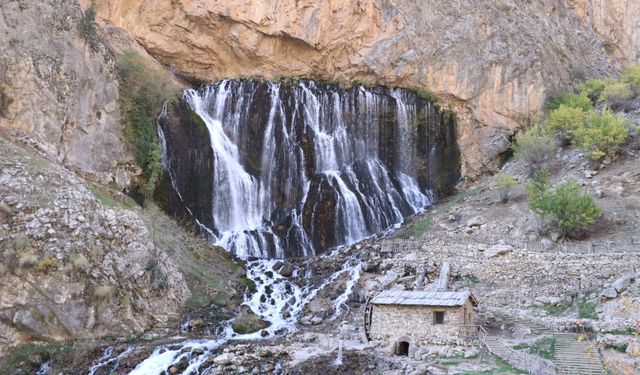 Kapuzbaşı Şelaleleri Yıl Boyu Akıyor