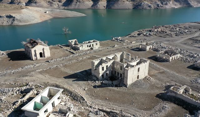 Kars'ta baraj suları çekilince köy gün yüzüne çıktı