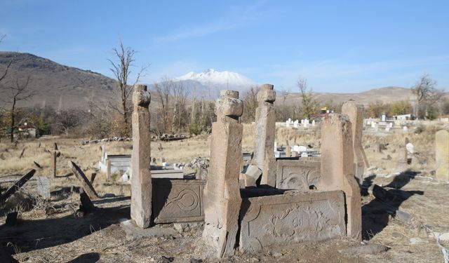 Kayseri Develi’de asırlık mezar taşları gün yüzüne çıkarıldı