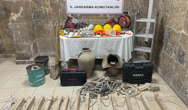 Nevşehir'de kaçak kazı yapan zanlılar suçüstü yakalandı