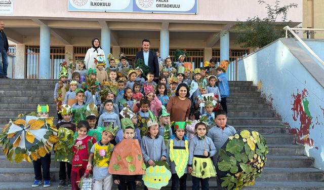 Sarıoğlan'da öğrencilerden geri dönüşüm defilesi
