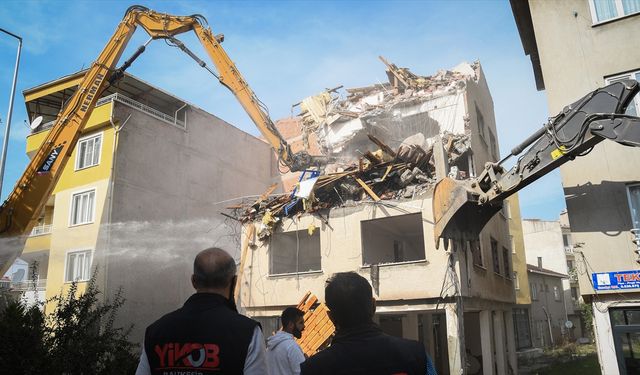 Sındırgı'da Ağır Hasarlı Binaların Yıkımı Sürüyor