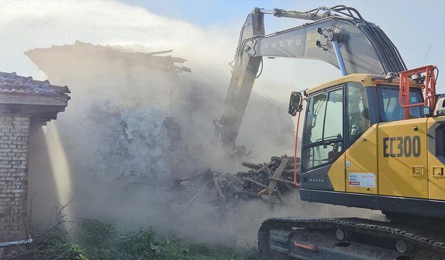 Sındırgı'da Hasarlı Yapılar Yıkılıyor