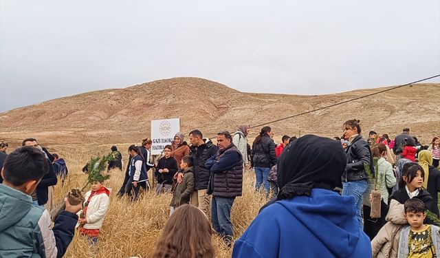 Sivas’ta ilkokul öğrencileri hatıra ormanı oluşturdu