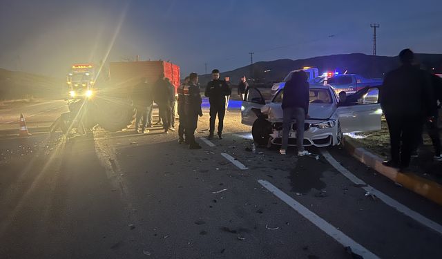 Sivas'ta traktör ve otomobil çarpıştı