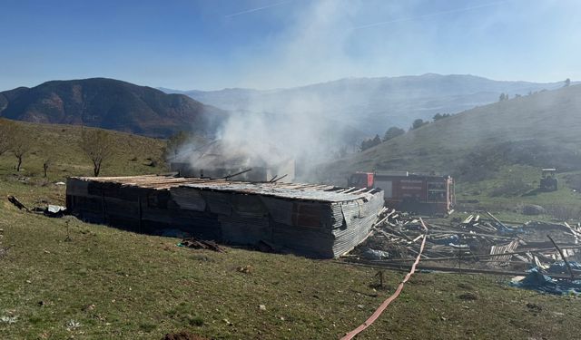 Sivas'ta yanan yayla evi küle döndü
