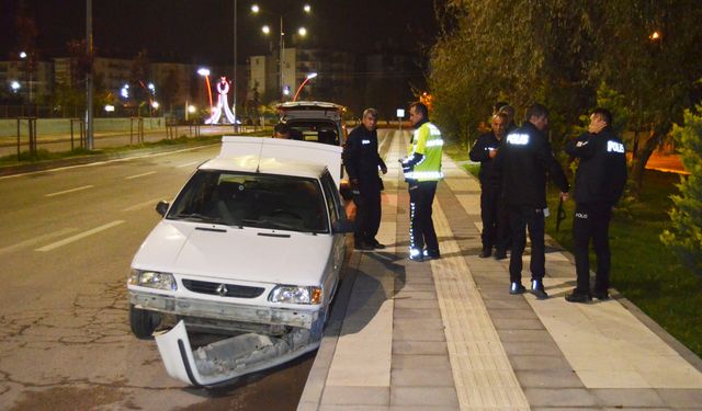 Alkollü ve ehliyetsiz sürücü, kaçarken kaza yaparak yakalandı