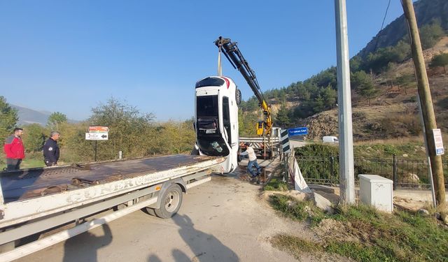 Amasya'da otomobil çaya uçtu