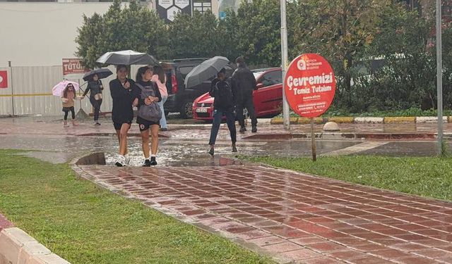 Antalya'da şiddetli yağış hayatı felç etti