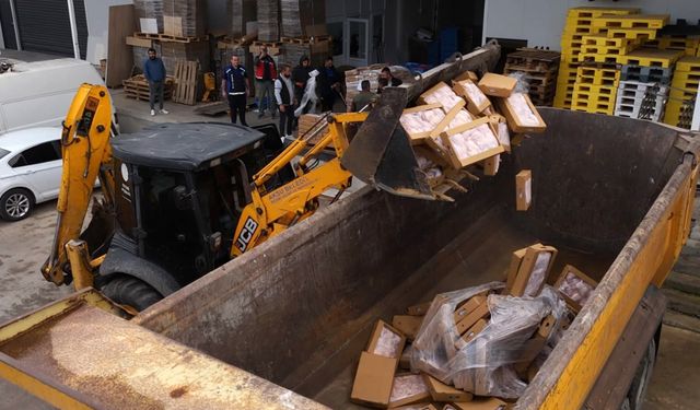 Antalya'da SKT'si Geçen 25 Ton Tavuk İmha Edildi