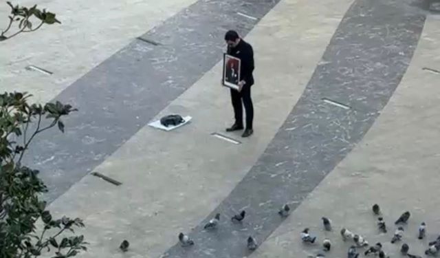 Atatürk tablosuyla saygı duruşu