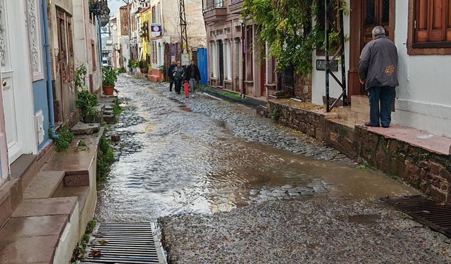 Ayvalık'ta sağanak yağmur yaşamı olumsuz etkiledi