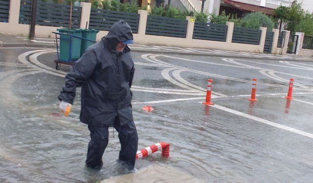 Balıkesir'de sağanakta yollar göle döndü