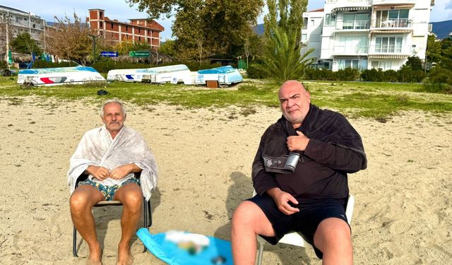 Balıkesir'de sıcak havayı fırsat bilenler denize akın etti